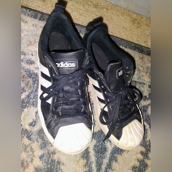 Kids ADIDAS shoes black and white, hard shell. Size 4 - Picture 3 of 12